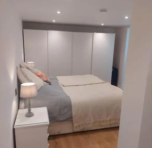 アパート Luxury In Dun Laoghaire ダブリン